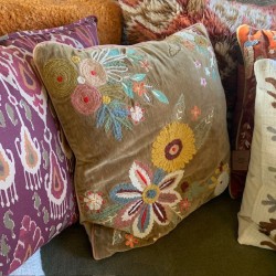 Coussin Kanika Khaki Désert - velours brodé à la main - 50x50 cm - TXP3630200