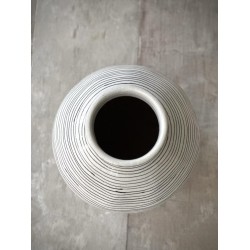 GRAND VASE OBLE - BLANC AVEC RAYURES HORIZONTALES NOIRES EMAILLE - NOORI