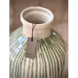 GRAND VASE COZ - BLANC ANTIQUE AVEC RAYURES VERTES EMAILLEES - NOORI