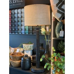 LAMPE DE TABLE PURA NOIRE AVEC ABAT-JOUR EN JUTE DROIT NATUREL - NOORI