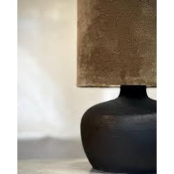 LAMPE DE TABLE BURU NOIRE AVEC ABAT JOUR EN VELOURS TAUPE - NOORI