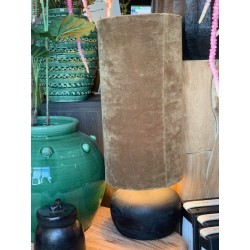 LAMPE DE TABLE BURU NOIRE AVEC ABAT JOUR EN VELOURS TAUPE - NOORI