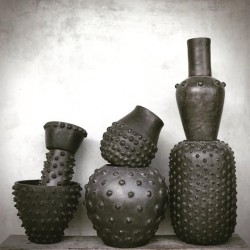 POT ROND AVEC POINTS ZIA - NOIR ANTIQUE - D.43xH.40 cm - NOORI